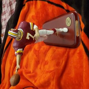 Joe Theismann statue